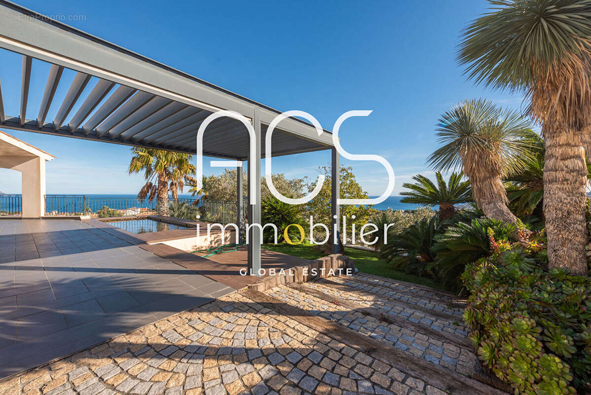 A vendre à Saint-Aygulf - Propriété avec vue mer panoramique, 200m2, piscine, studio, garage 4 voitures - photo 14