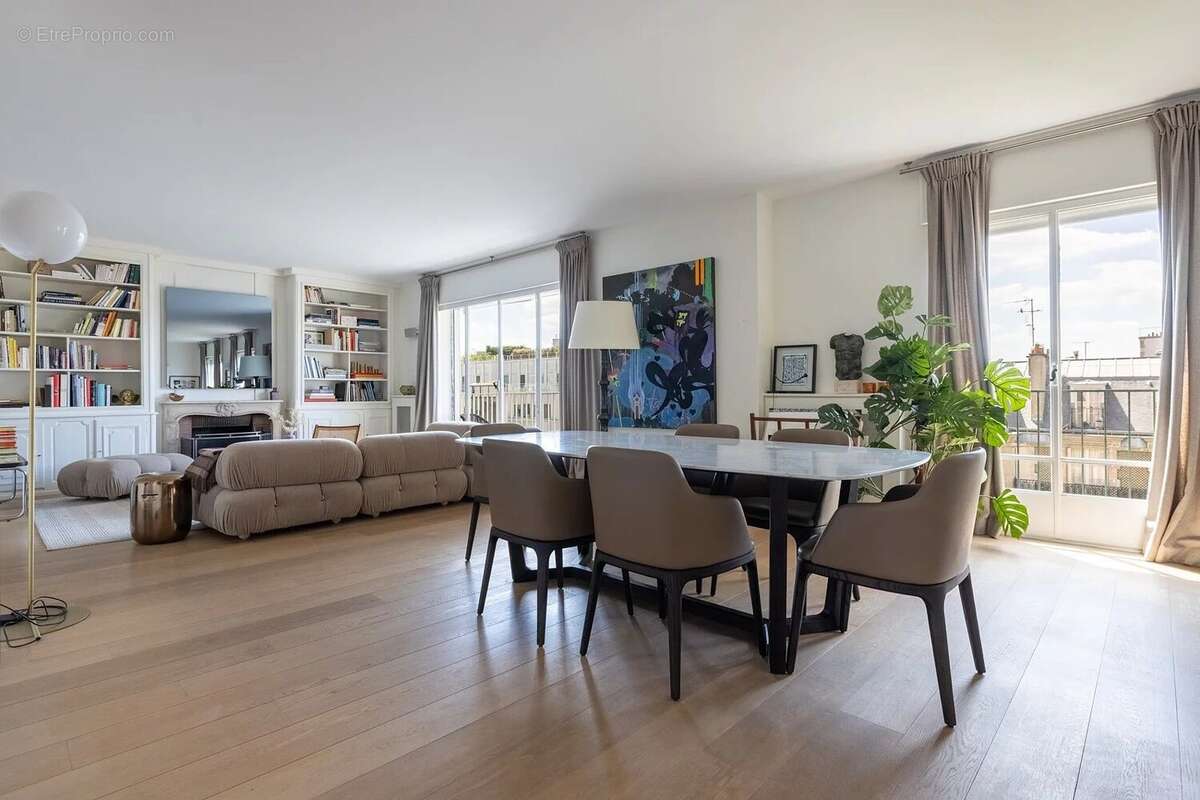 Appartement à PARIS-16E
