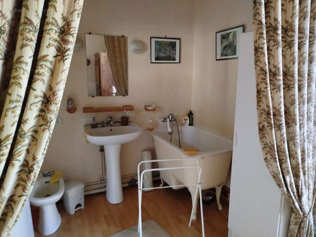 Maison à BESSE-ET-SAINT-ANASTAISE