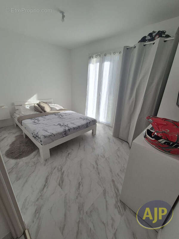 Maison à SAINT-YZAN-DE-SOUDIAC