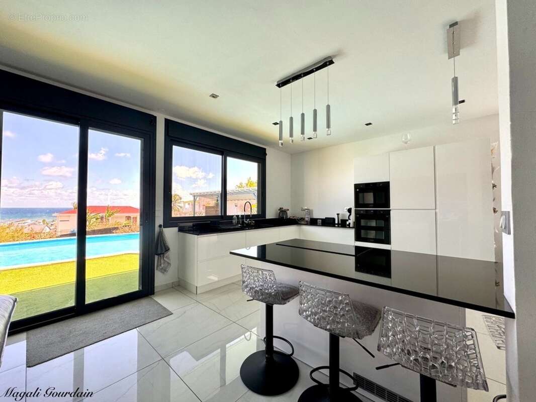 A vendre - propriete d'exception avec vue mer et potentiel locatif remarquable - sainte anne - photo 6