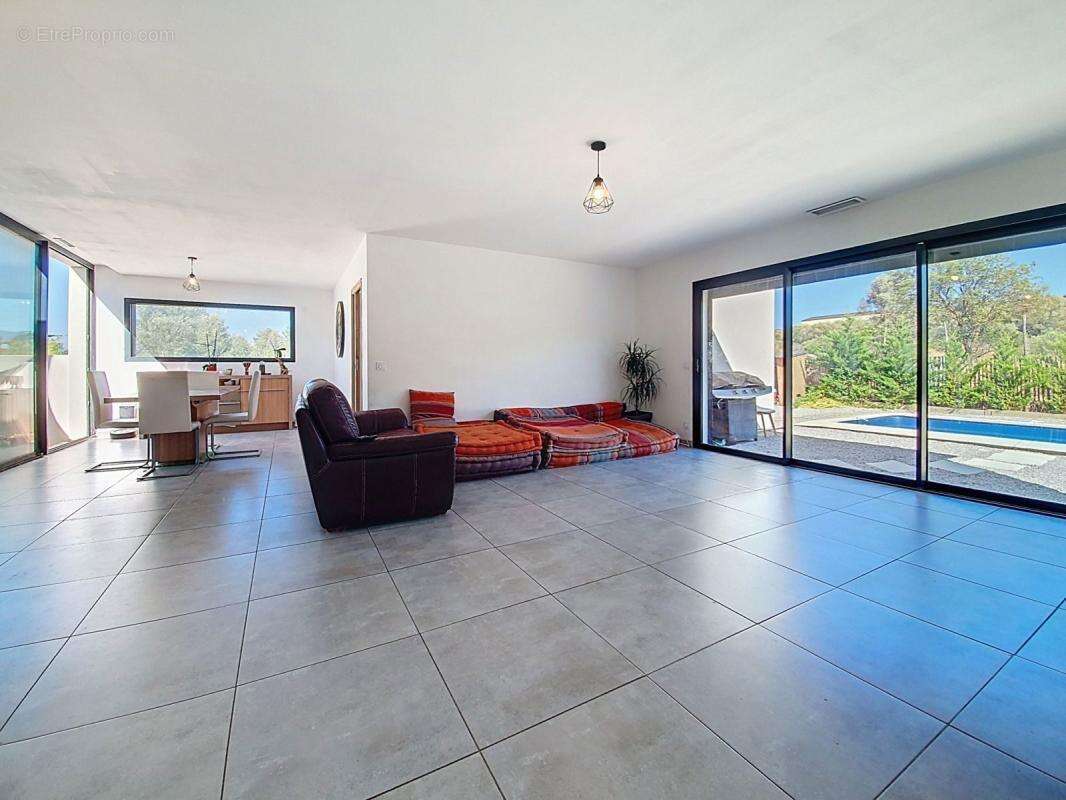 Maison à PEYRESTORTES