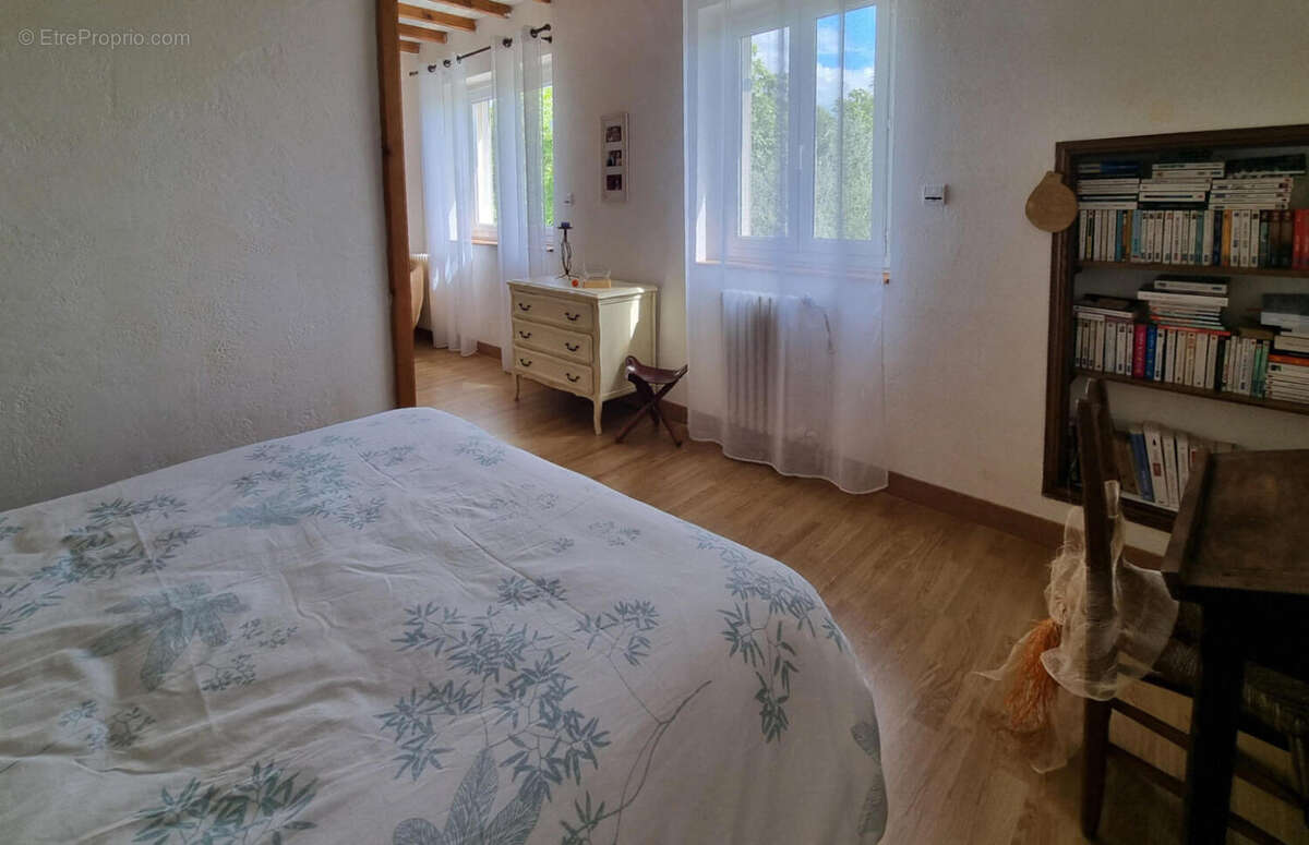 CHAMBRE - Maison à SAINT-JULIEN-DE-BRIOLA