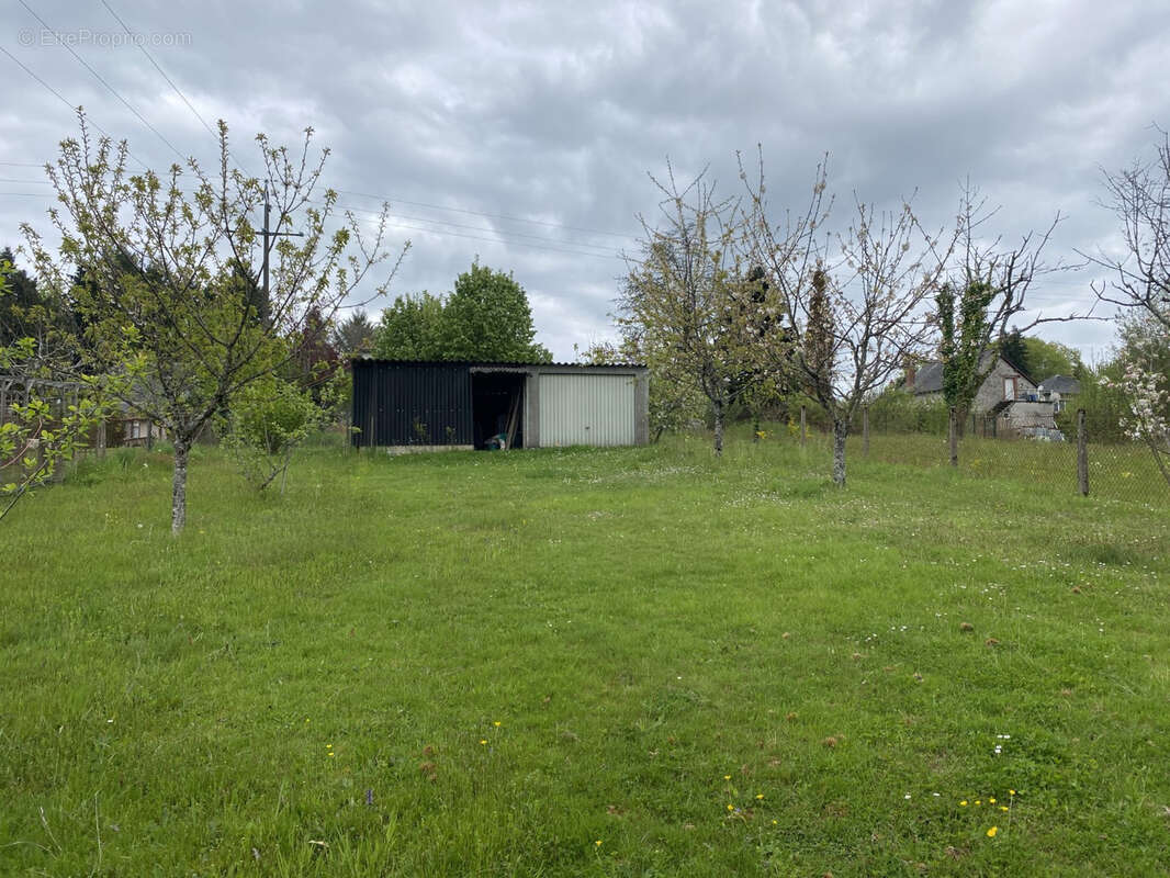 Terrain à ARNAC-POMPADOUR