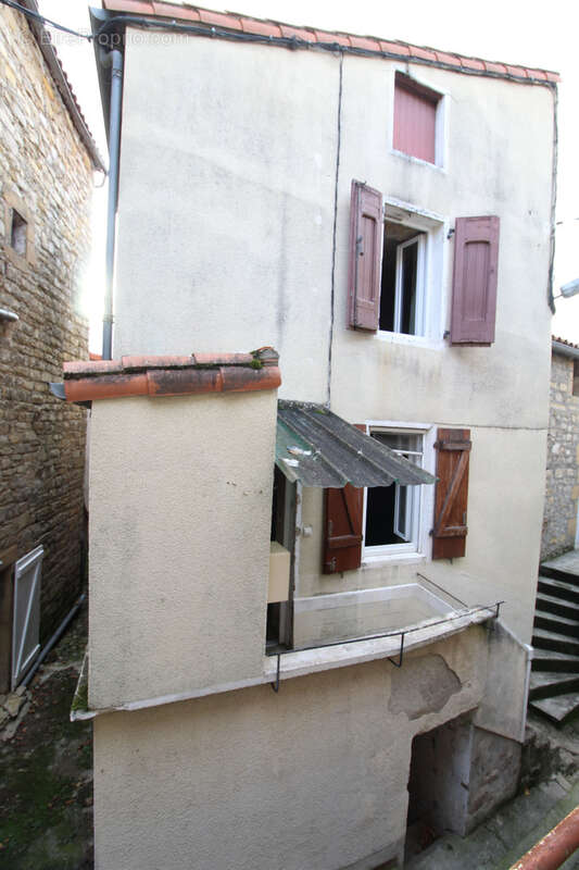 Maison à SAINT-GEORGES-DE-LUZENCON