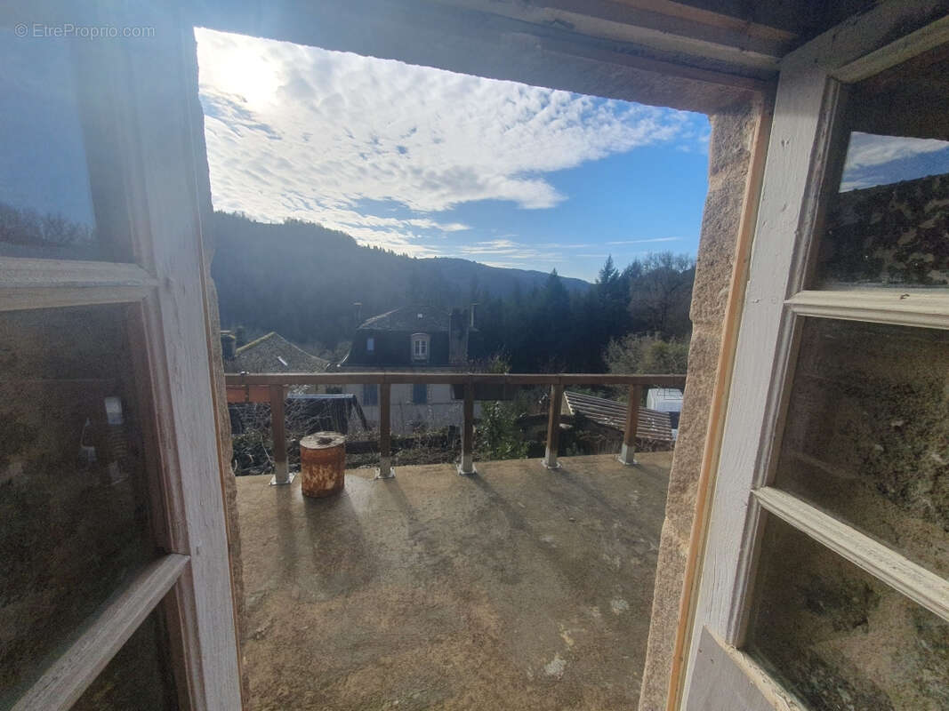 Maison à LA ROCHE-CANILLAC