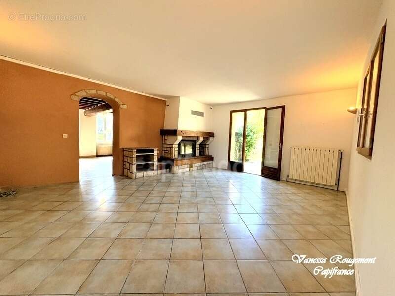 Maison familiale de 140 m² avec jardin arboré et dépendance – Poilly-sur-Tholon - photo 3