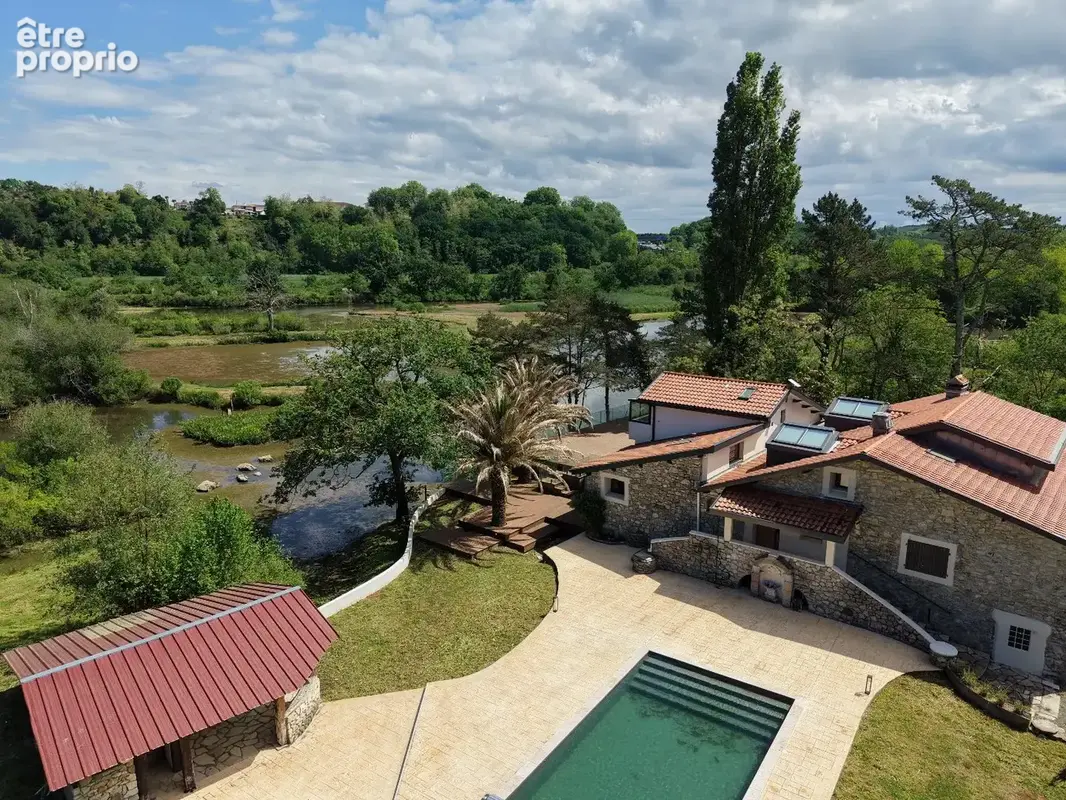 Lieu exceptionnel de 15 hectares dont 3 hectares d'etang pour cette propriete de 322 m2 - photo 4