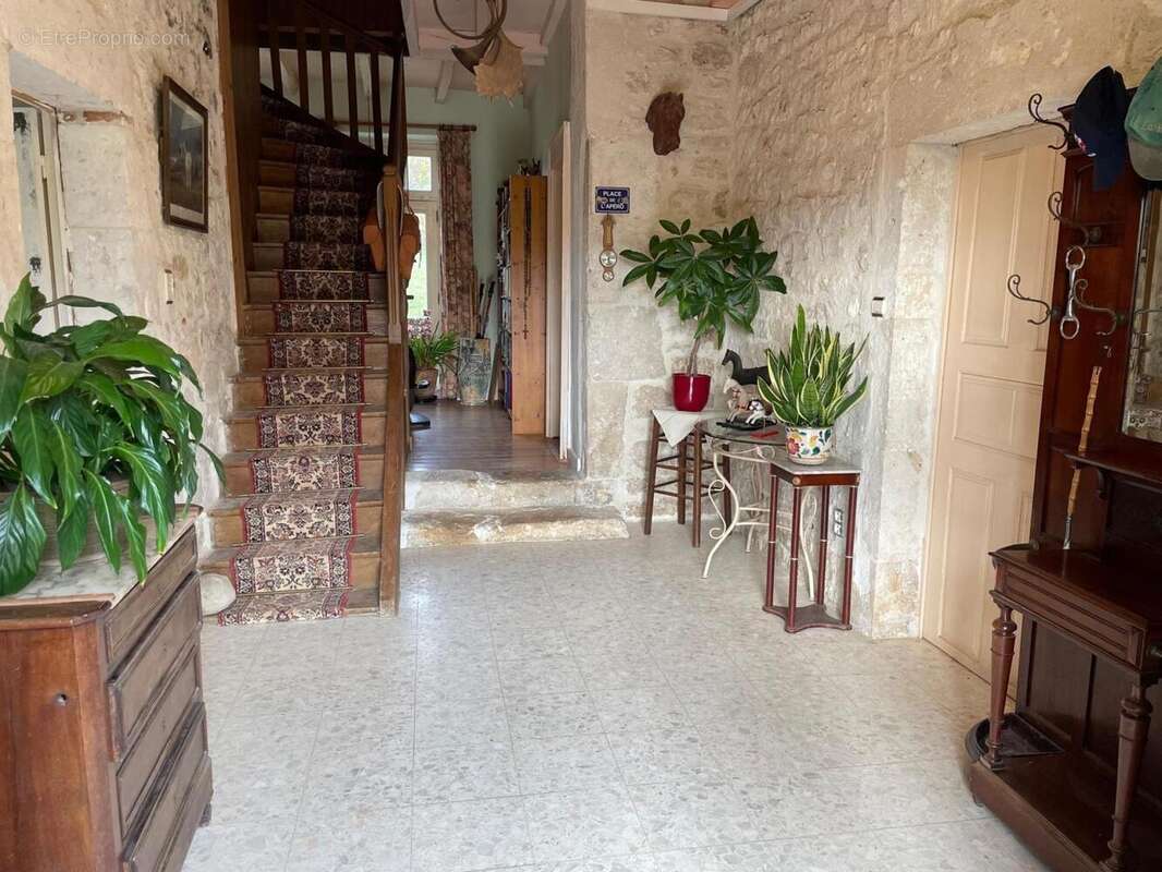 Maison 420 m² à Tremons  - photo 2