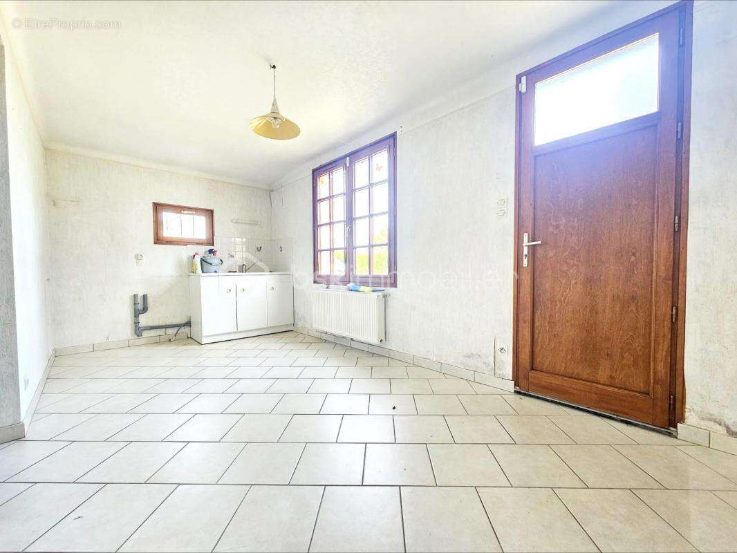 EXCEPTIONNELLE : Charme, espace et fort potentiel - 4 chambres dont une suite parentale - Piscine chauffée - Dépendances aménage - photo 11