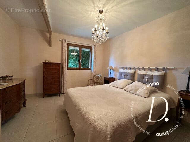Chambre du rez-de-chaussée avec vue jardin. - Maison à VERNON