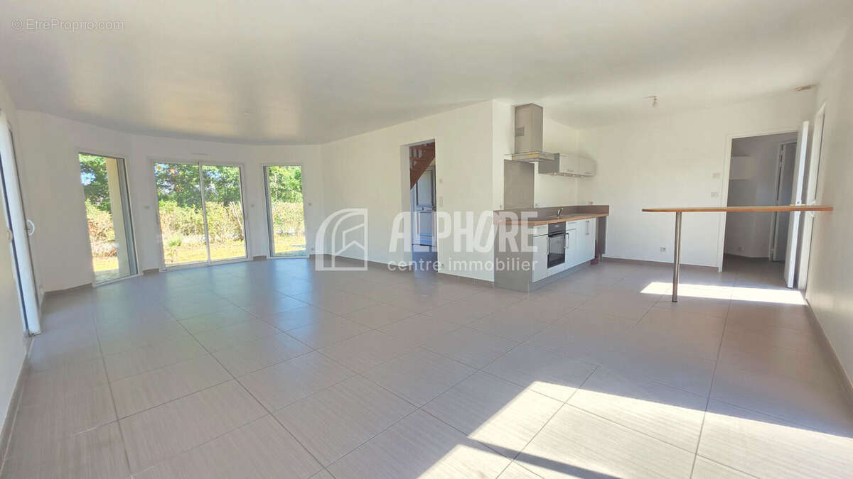 Maison contemporaine sous le signe de la lumière et du confort - 5 pièces - Saint-André-des-Eaux - photo 2