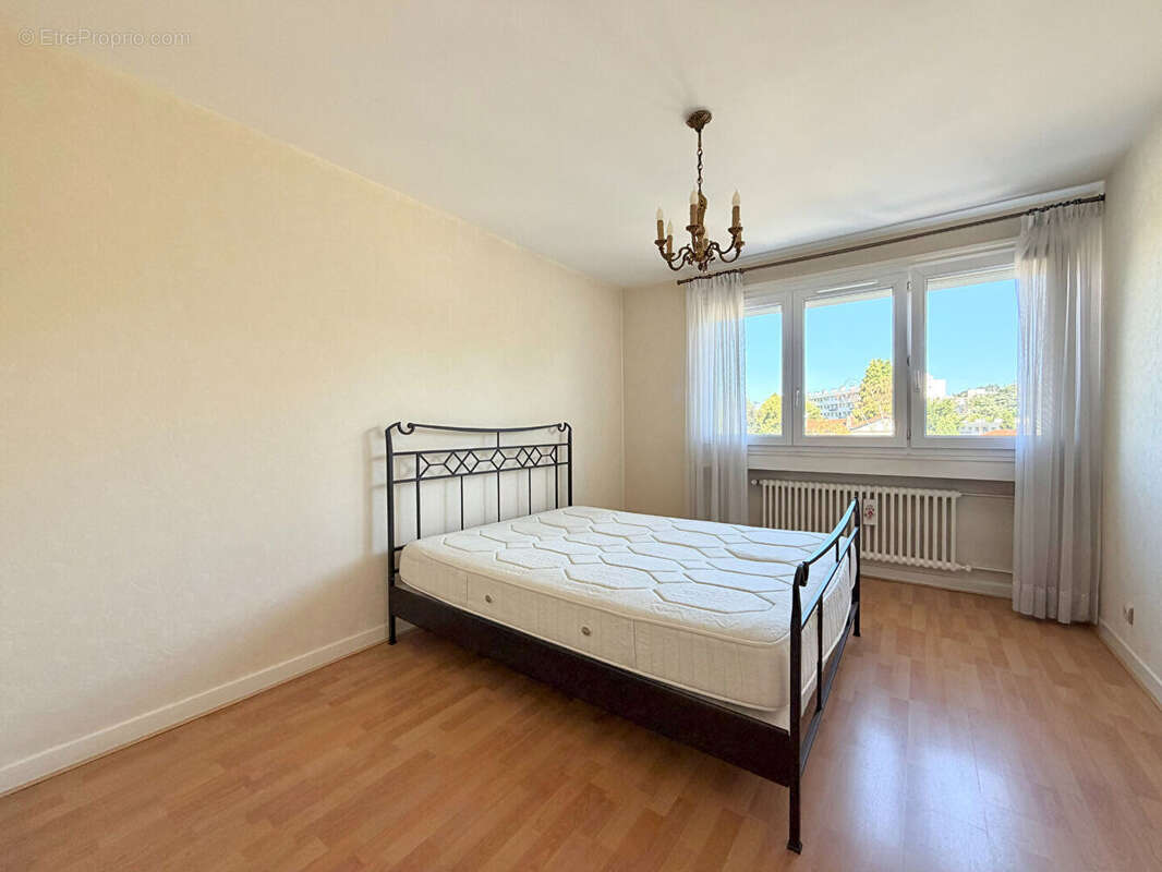 Appartement T4 de 83 m² avec garage et cave - À deux pas du Parc de l'Europe - Saint-Étienne - photo 5