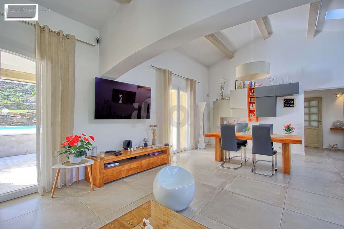 Maison à CARQUEIRANNE