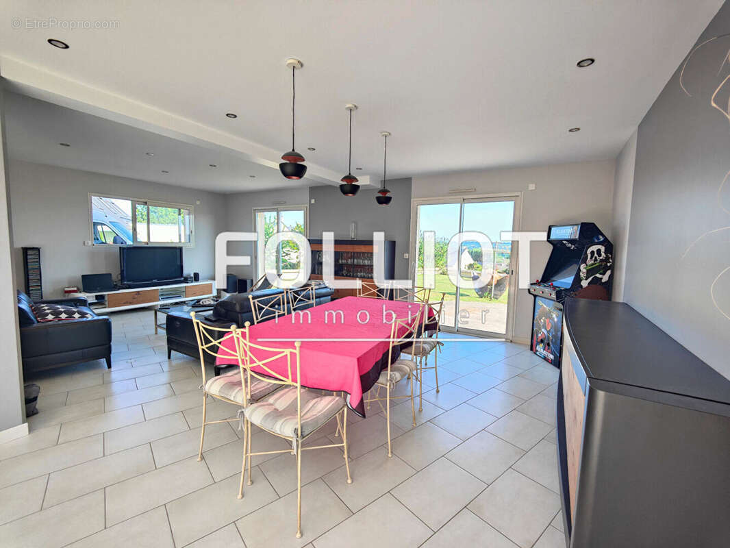 Maison à CONDE-SUR-VIRE