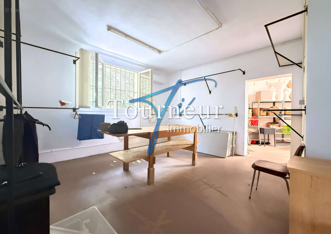 Sanary sur mer rare vente murs commerciaux de 215m2 dont garage parkings securise - photo 7