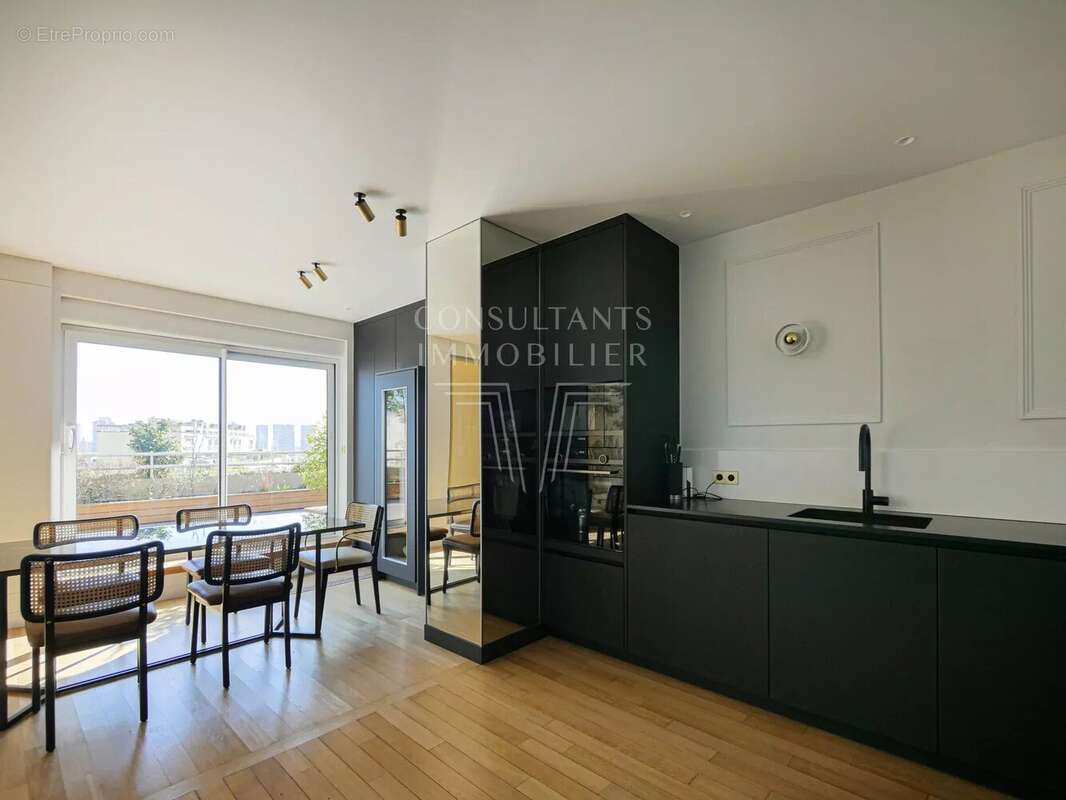 Appartement à PARIS-16E