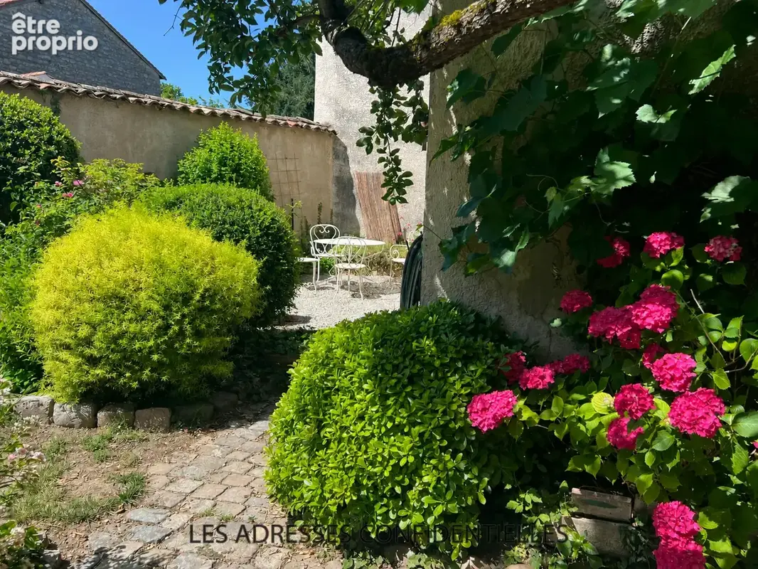Irigny - Elégante maison de ville 287 m2 sur terrain arboré 425 m2 - photo 4
