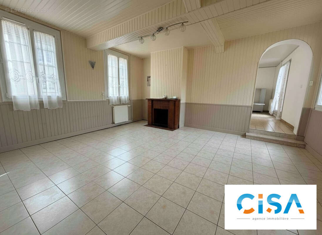 Maison à ESTREES-SAINT-DENIS