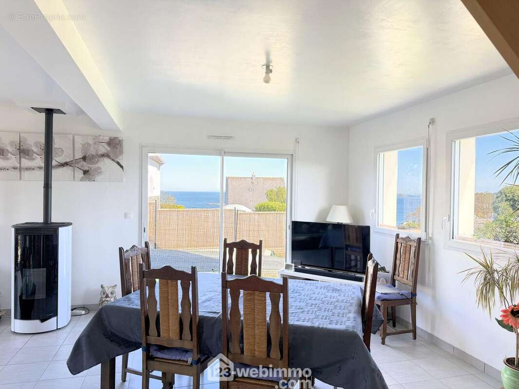 Maison à TREDREZ-LOCQUEMEAU