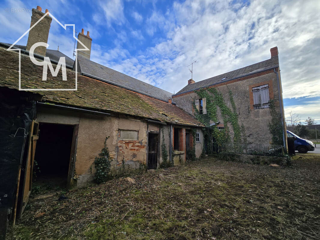 Maison de bourg avec jardin et dépendances - photo 2