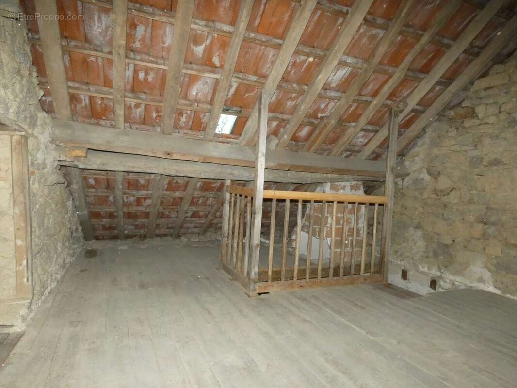 Maison à SAINT-MEDARD-LA-ROCHETTE