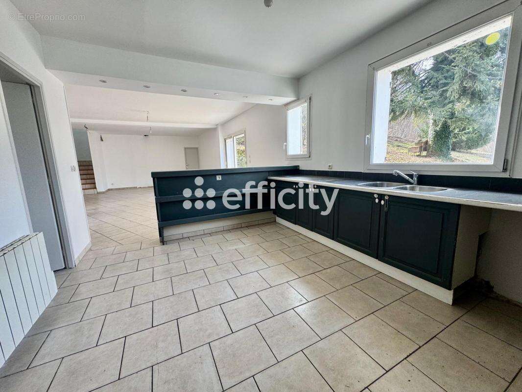 Maison 178 m² à Thiers  - photo 2