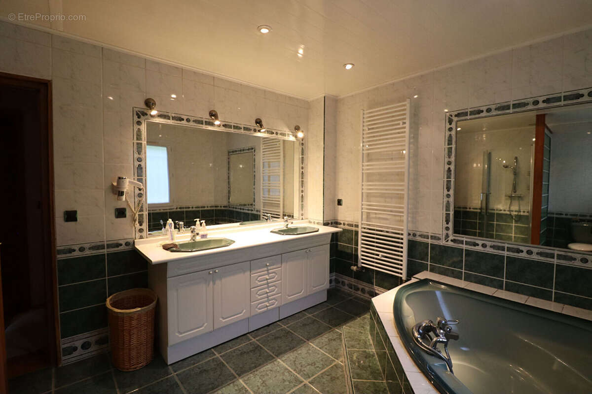 Maison à SAINT-CIERGE-SOUS-LE-CHEYLARD