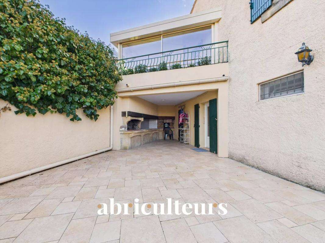 Maison à LA ROQUE-D&#039;ANTHERON