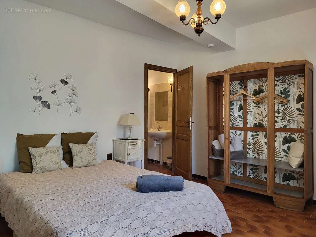 Maison de caractère à fort potentiel pour activité de gîte avec 5 chambres en-suite. - photo 8