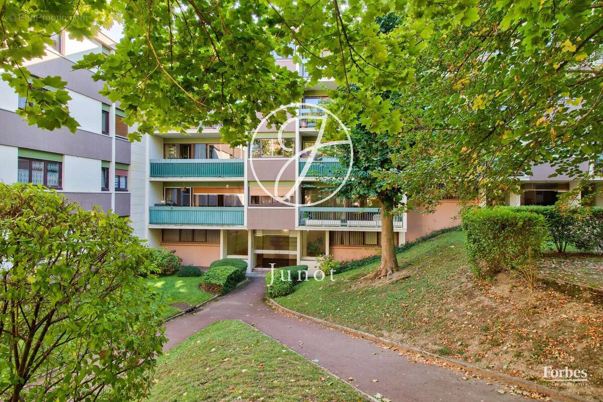 Appartement à LE MESNIL-LE-ROI