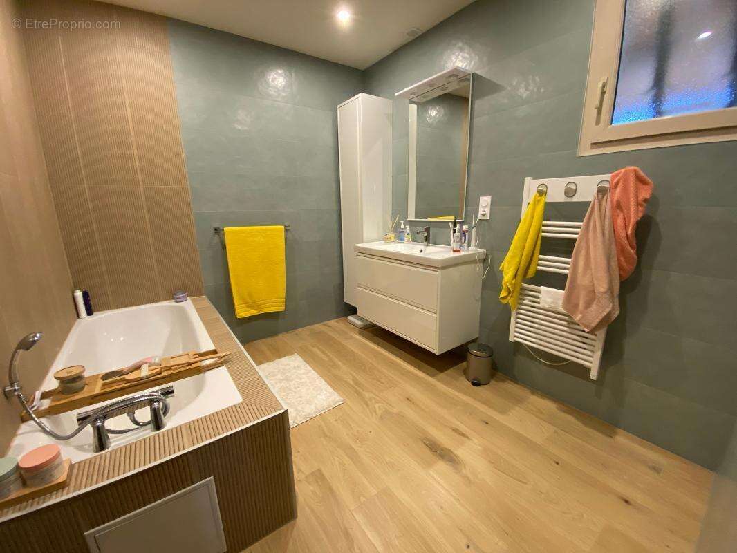 Maison à MAUZAC-ET-GRAND-CASTANG