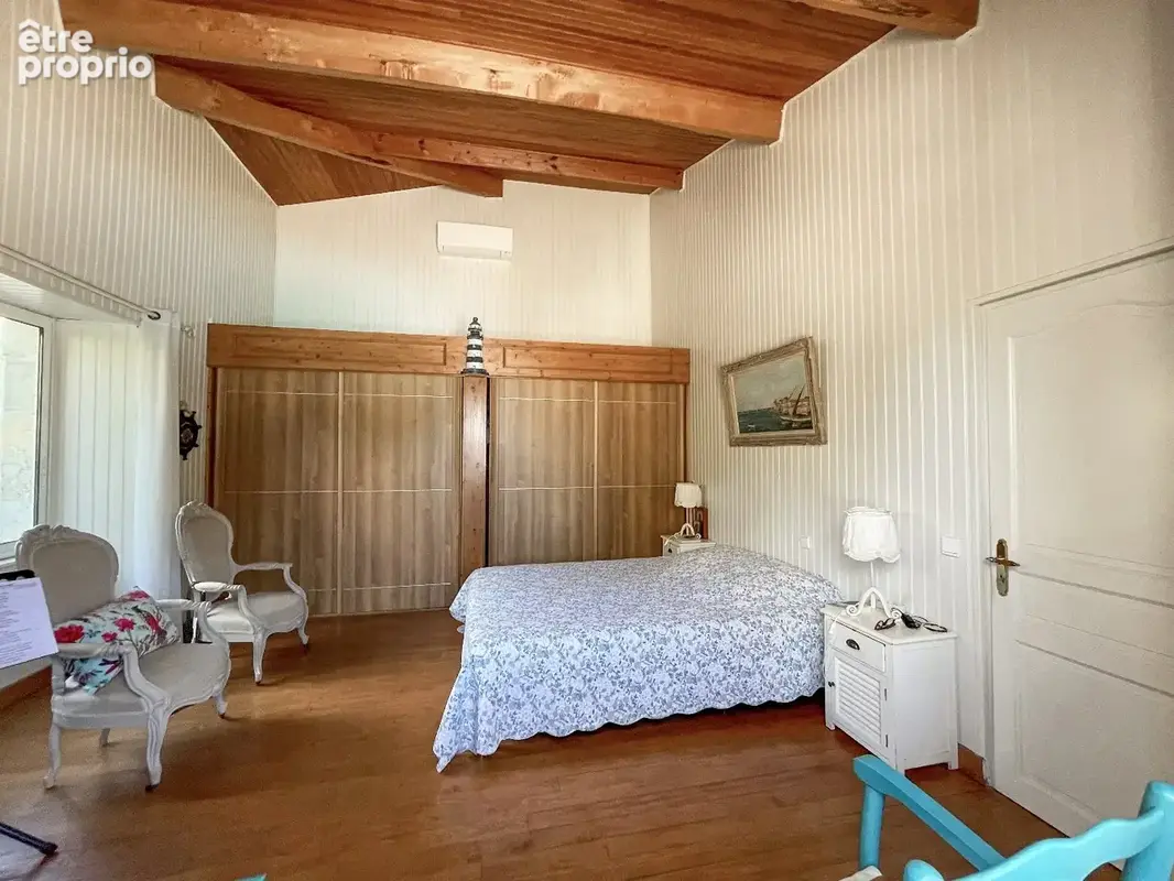 Une maison en pierres autour de sa piscine - photo 8