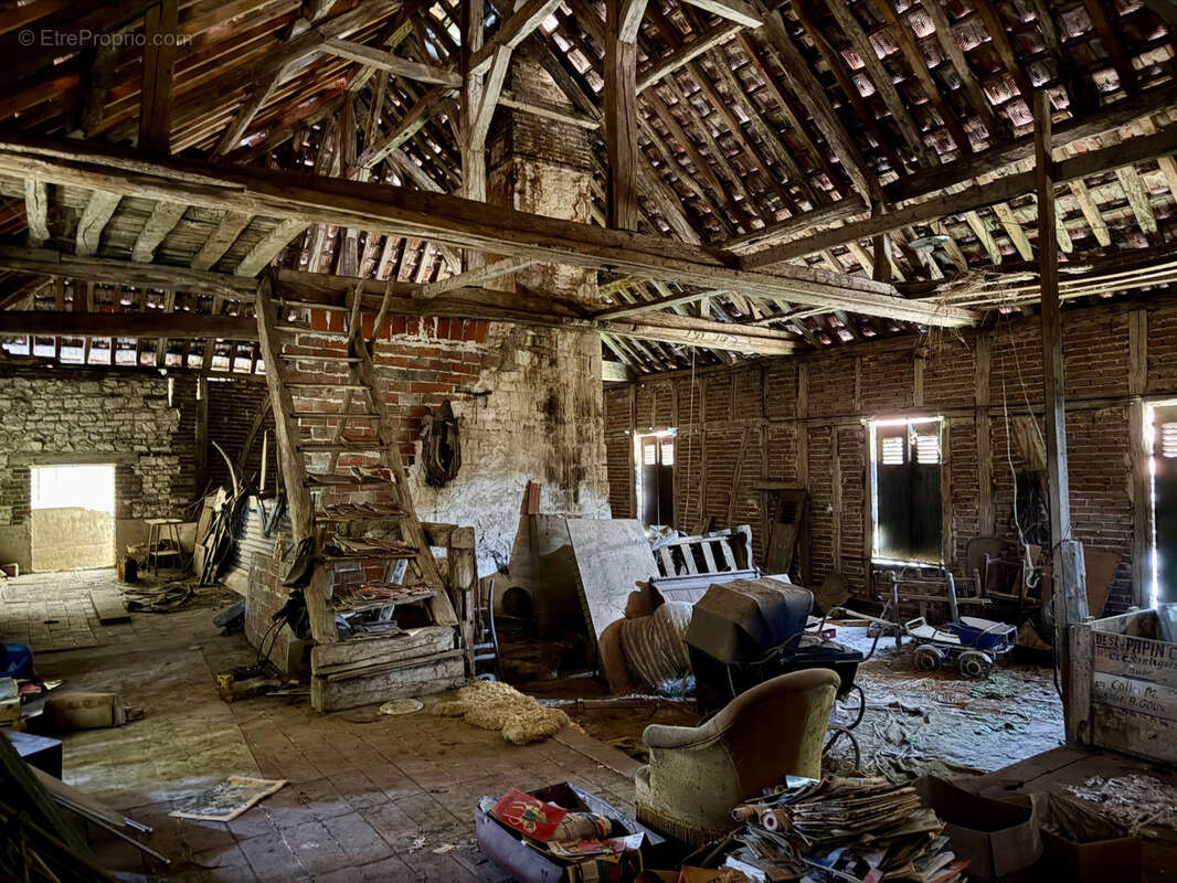 Crésantignes - Corps de ferme avec maison d'habitation 125m2 et dépendances - photo 11