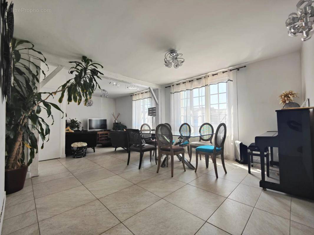 Maison à LES CLAYES-SOUS-BOIS