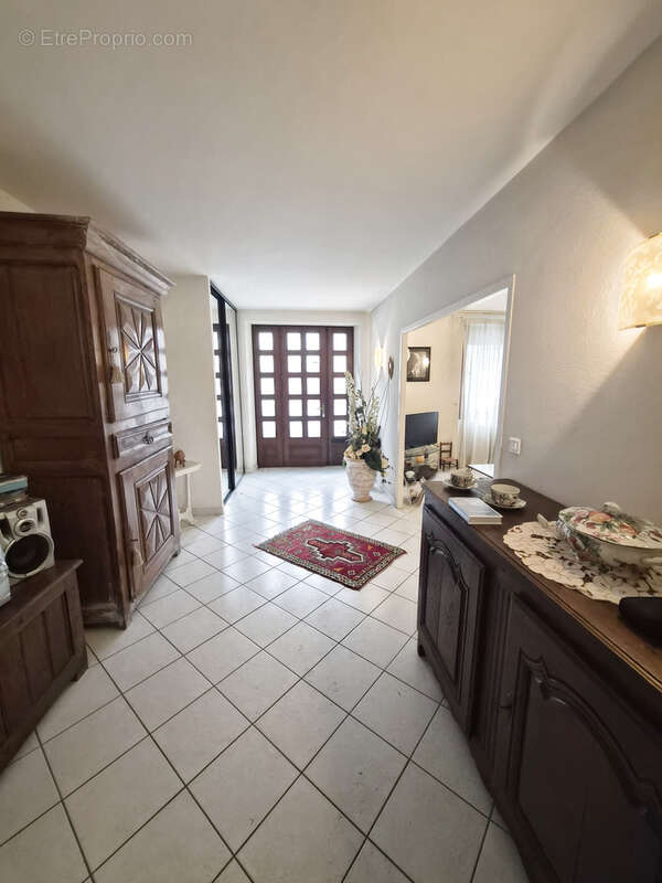 Maison de caractère avec grand terrain, piscine et dépendances - photo 3