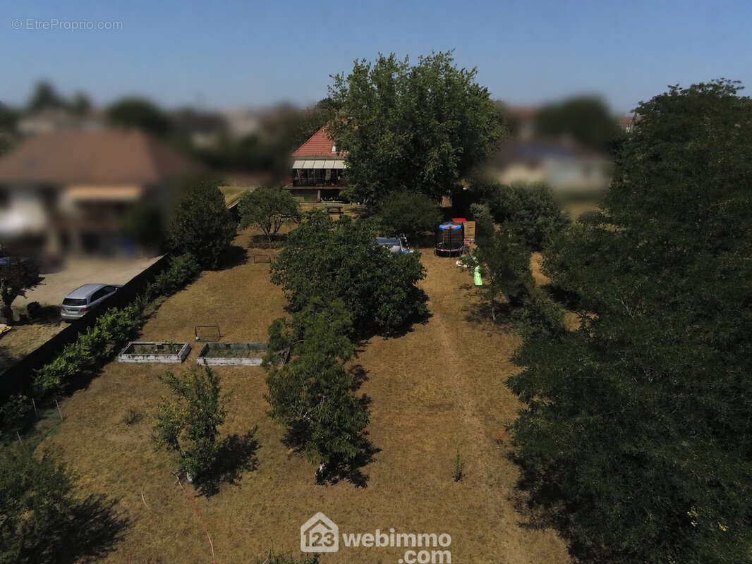 Sur un terrain clos et arboré de 2085 m2, - Maison à CHATELLERAULT
