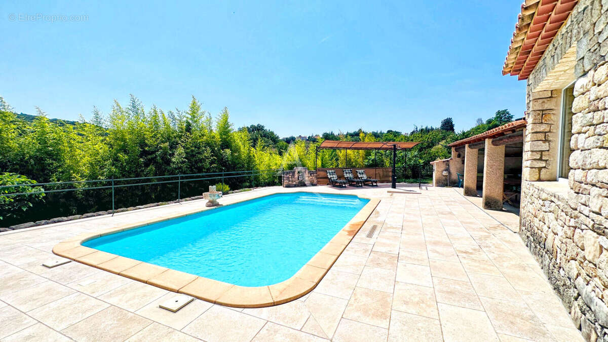 Superbe villa au calme et a la vue imprenable sur le château de cereste-en-luberon sur 7380m2 de terrain avec piscine - photo 11