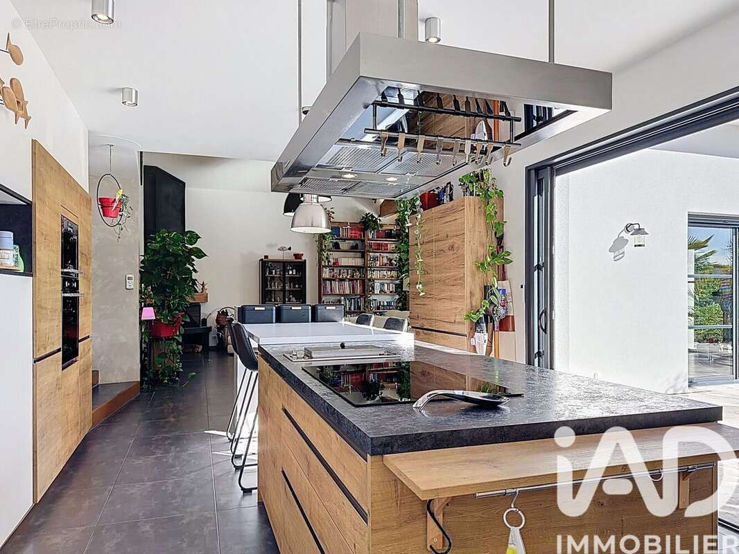 Maison 263 m² à Neuvicq  - photo 7