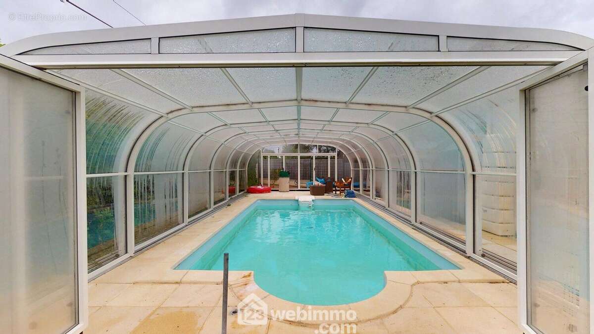 Piscine chauffée et couverte. - Maison à JARD-SUR-MER