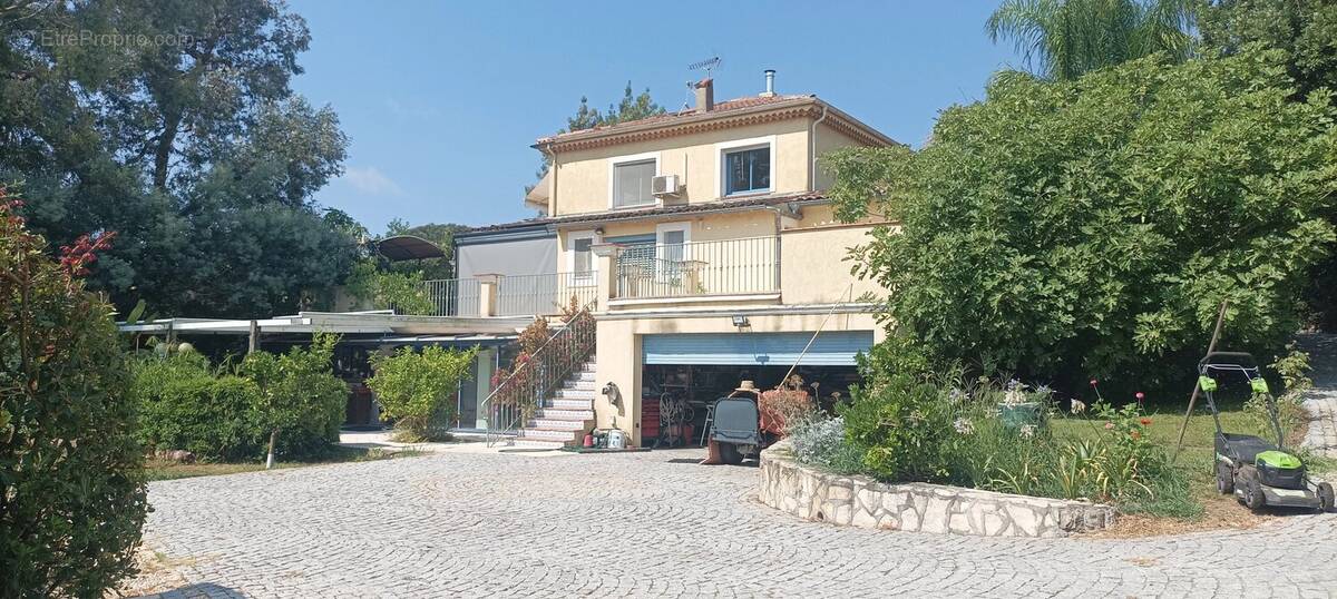 Maison à LA ROQUETTE-SUR-SIAGNE