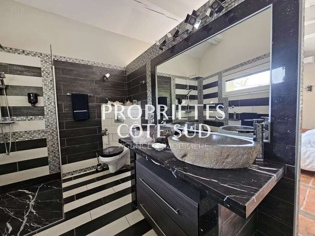 Maison à SAINT-LAURENT-DES-ARBRES