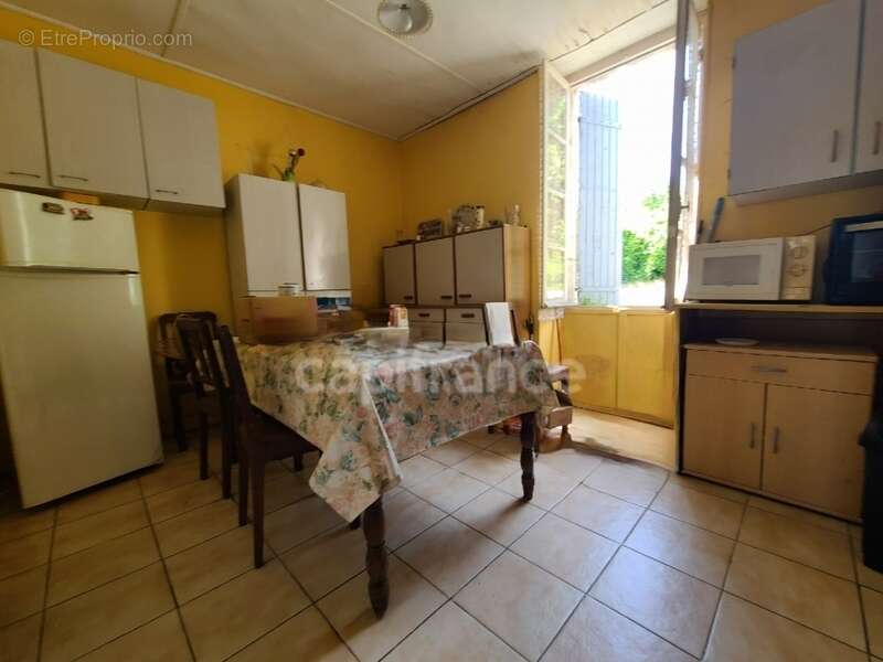 AUMAGNE – Maison de caractère à rénover, sur beau terrain de 900 m² - photo 5