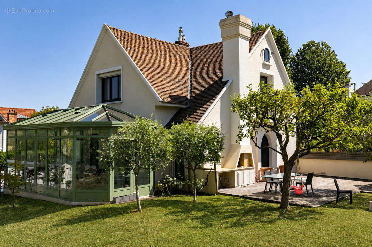 Maison 7 pièces avec piscine sur terrain de 1027 m² - photo 2