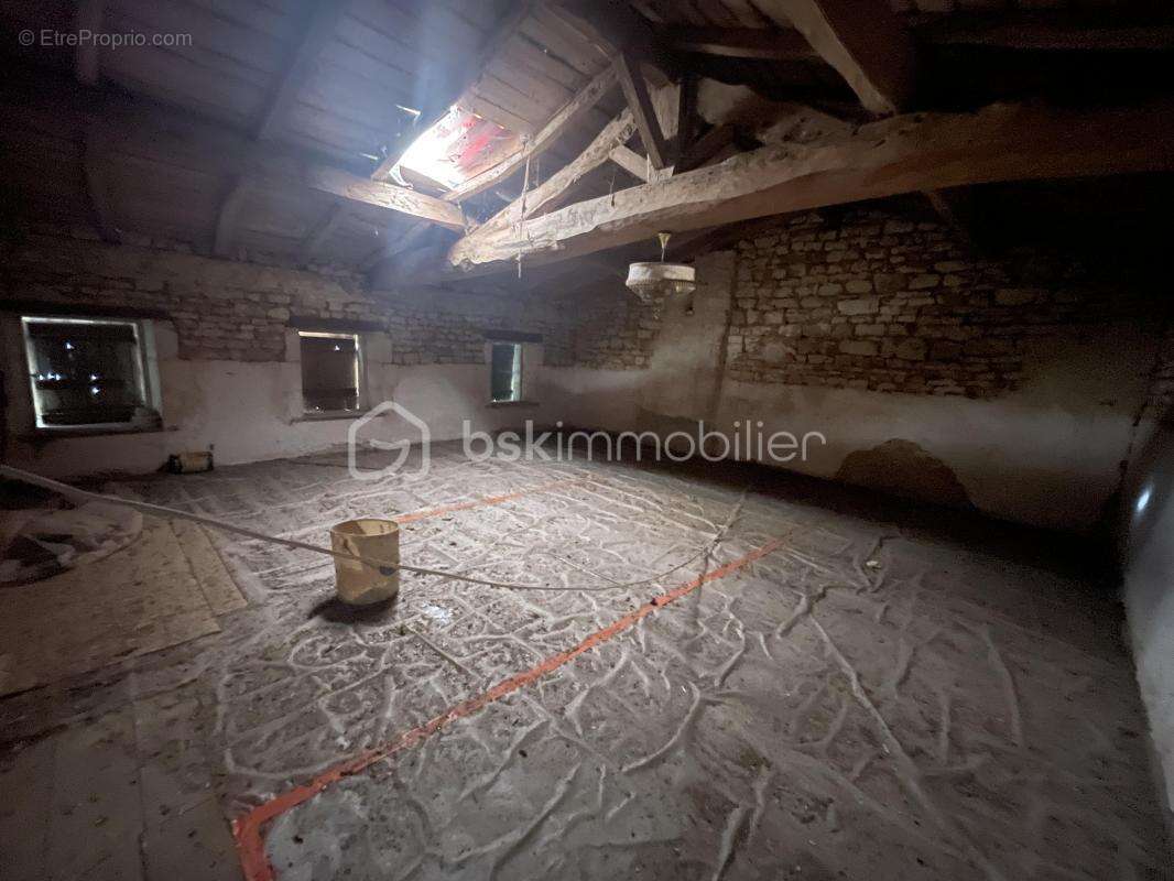  maison en pierre avec dépendance  –  potentiel – 109 000 € négociable - photo 18