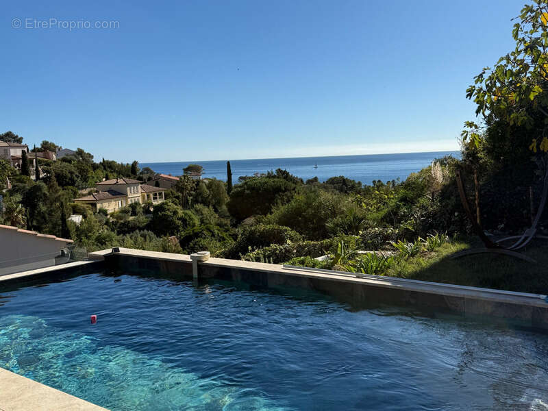 Villa rénovée vue mer à vendre LES ISSAMBRES (83) - photo 17