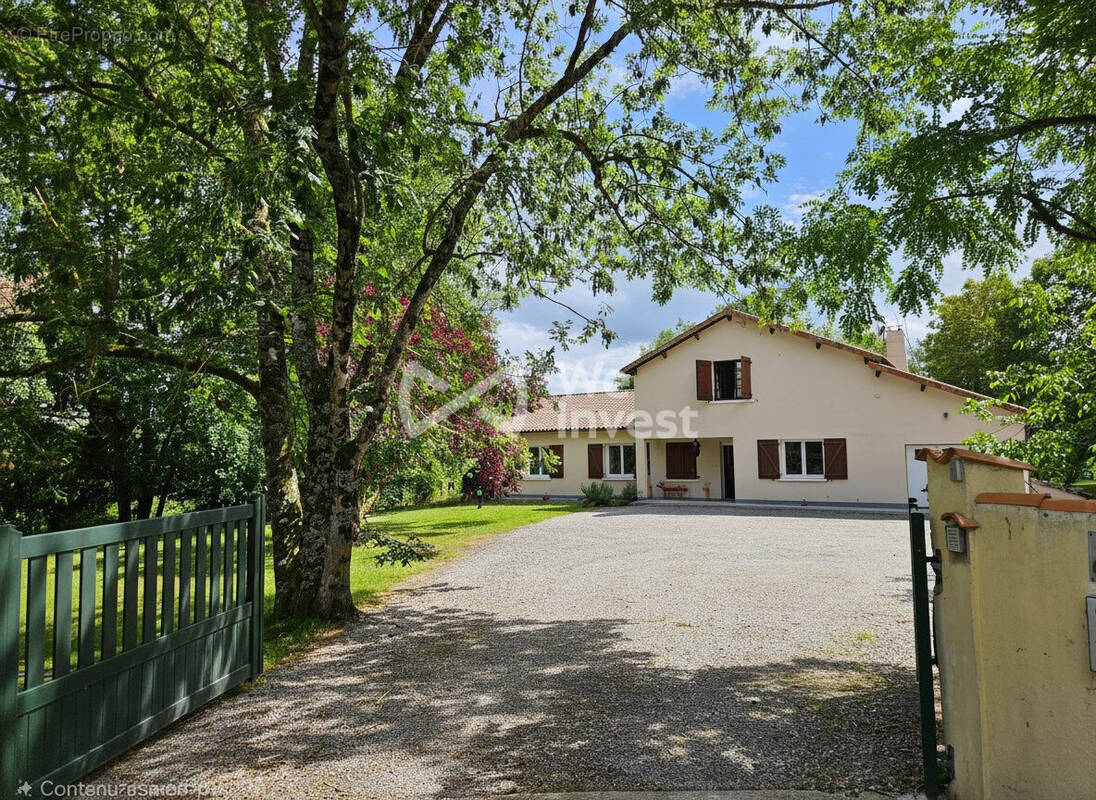 Maison à SAINT-GERVAIS-LES-TROIS-CLOCHERS