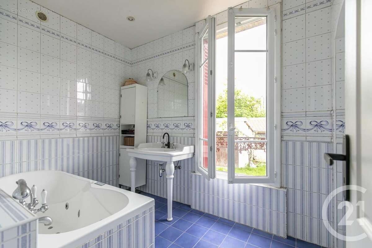 Maison à SAINT-MAUR-DES-FOSSES