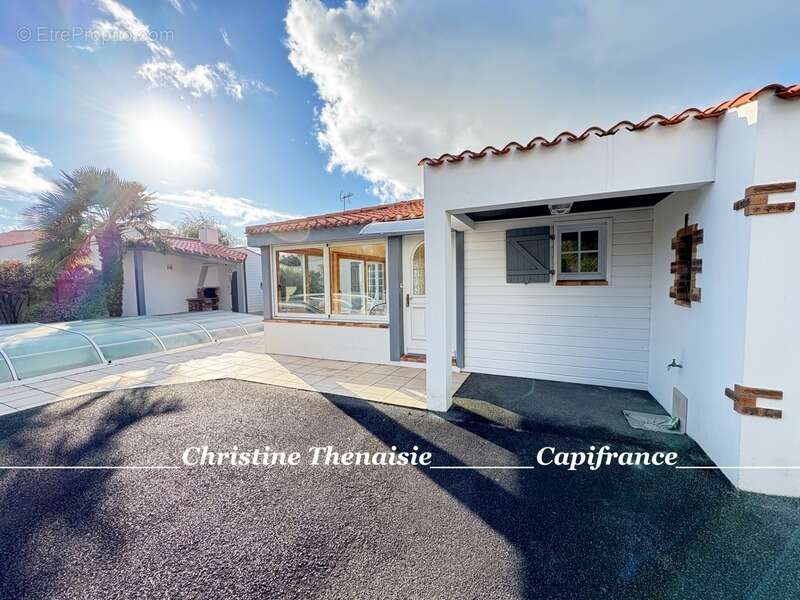 Maison à vendre 5 pièces - Plain-Pied - 3 chambres - 2 salles d'eau - 3 wc - Piscine couverte - 2 garages SAINT HILAIRE DE RIEZ  - photo 9