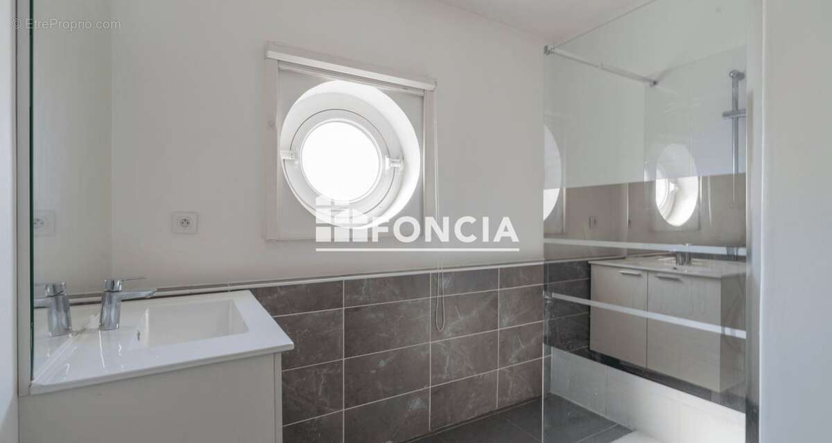 Appartement à MARSEILLE-4E
